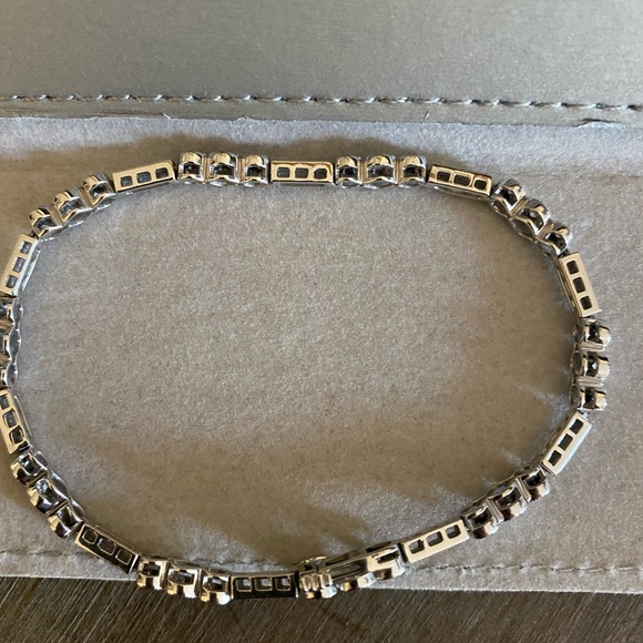 3/4 carat tw white gold diamond bracelet - Picture 4 of 7
